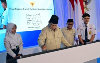 Presiden Prabowo secara resmi meluncurkan Program Digitalisasi Pembelajaran untuk Indonesia Cerdas dalam sebuah acara yang digelar terpusat di SMPN 4 Kota Bekasi, Jabar. (Foto: Dok. BPMI Setpres/Rusman)