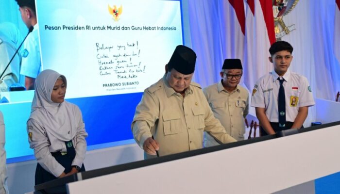 Luncurkan Program Digitalisasi Pembelajaran, Presiden Prabowo Uji Coba Penggunaan Smartboard