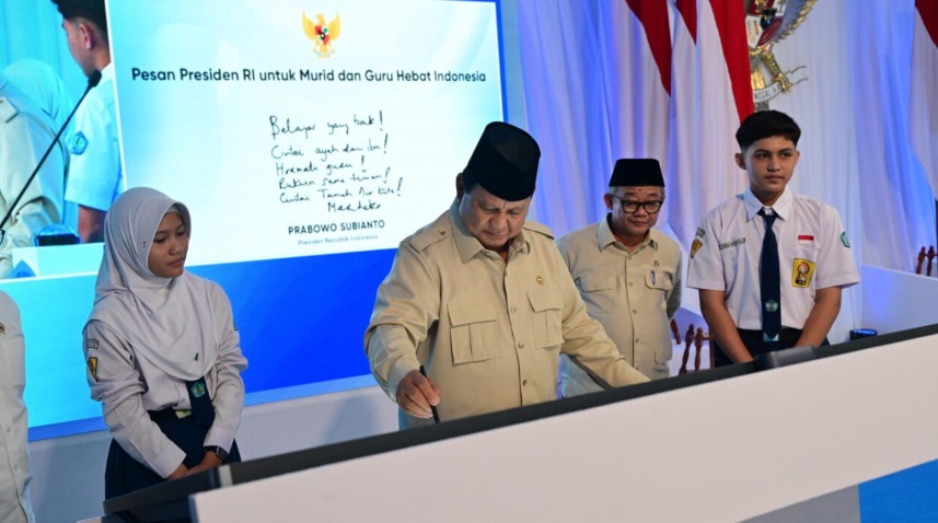 Presiden Prabowo secara resmi meluncurkan Program Digitalisasi Pembelajaran untuk Indonesia Cerdas dalam sebuah acara yang digelar terpusat di SMPN 4 Kota Bekasi, Jabar. (Foto: Dok. BPMI Setpres/Rusman)