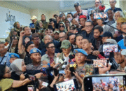 Roy Suryo, Rismon Hasiholan Sianipar, dan dokter Tifauzia Tyassuma usai pemeriksaan pertama kali sebagai tersangka kasus tudingan ijazah palsu Jokowi di Markas Polda Metro Jaya, Jakarta. (Foto: Dok. Humas Polri/Polda Metro Jaya)