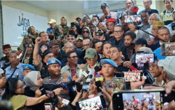 Roy Suryo, Rismon Hasiholan Sianipar, dan dokter Tifauzia Tyassuma usai pemeriksaan pertama kali sebagai tersangka kasus tudingan ijazah palsu Jokowi di Markas Polda Metro Jaya, Jakarta. (Foto: Dok. Humas Polri/Polda Metro Jaya)