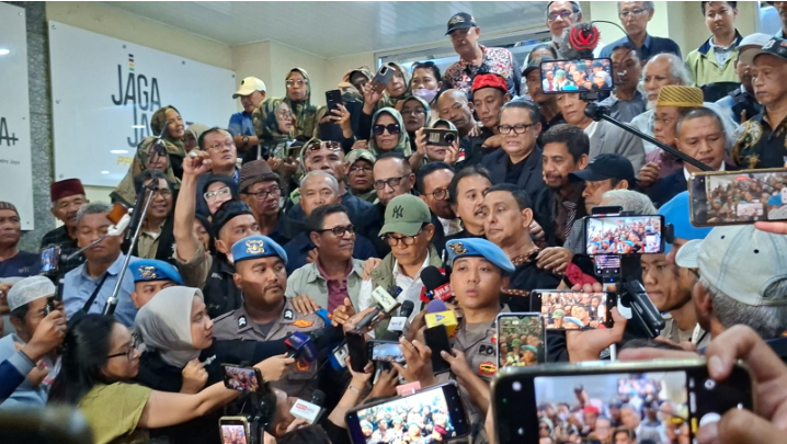 Roy Suryo, Rismon Hasiholan Sianipar, dan dokter Tifauzia Tyassuma usai pemeriksaan pertama kali sebagai tersangka kasus tudingan ijazah palsu Jokowi di Markas Polda Metro Jaya, Jakarta. (Foto: Dok. Humas Polri/Polda Metro Jaya)