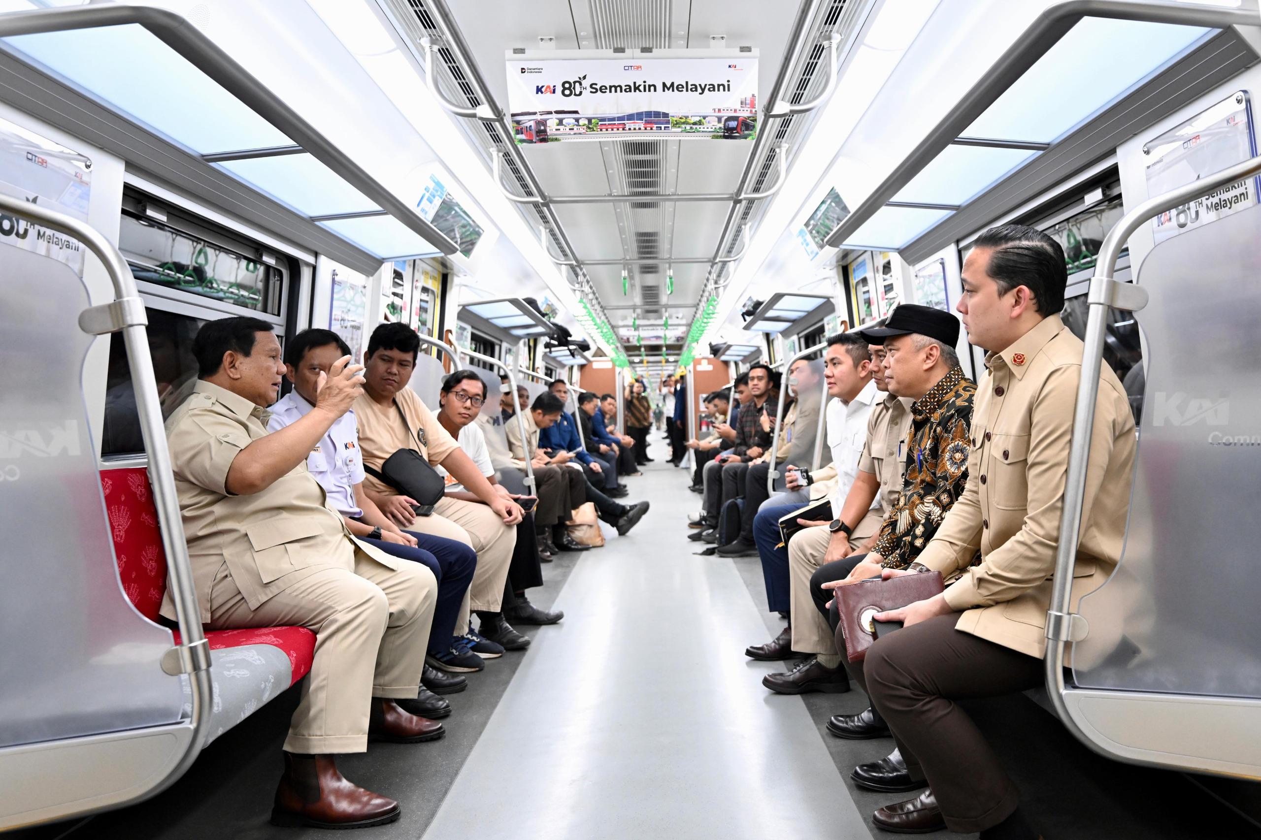 Presiden Prabowo Subianto dan sejumlah pejabat menjajal naik KRL dari Stasiun Manggarai menuju Stasiun Tanah Abang baru, Jakarta. (Foto: Dok. BPMI Setpres)