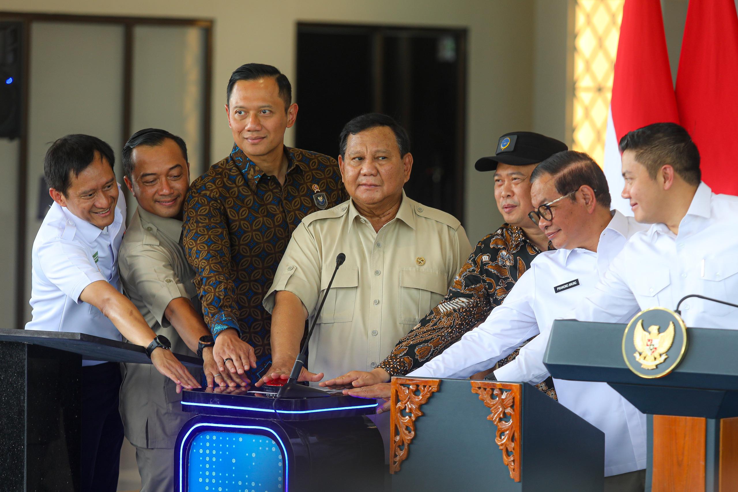 Presiden Prabowo Subianto meresmikan Stasiun Tanah Abang Baru, Jakarta, Selasa (4/11/2025). (Foto: Dok. BPMI Setpres)