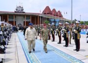 Presiden Parabowo mengantar keberangkatan Raja Yordania dari Lanud Halim Perdanakusuma, Jakarta. (Foto: Dok. BPMI Setpres/Muchlis Jr)