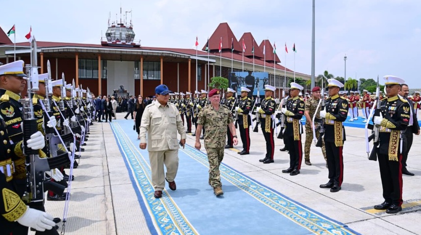 Presiden Parabowo mengantar keberangkatan Raja Yordania dari Lanud Halim Perdanakusuma, Jakarta. (Foto: Dok. BPMI Setpres/Muchlis Jr)