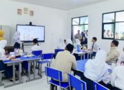 Presiden Prabowo Subianto meninjau pemanfaatan smartboard atau perangkat papan interaktif digital dalam proses pembelajaran di SMPN 4 Kota Bekasi, Jabar. (Foto: Dok. BPMI Setpres/Rusman)