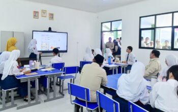 Presiden Prabowo Subianto meninjau pemanfaatan smartboard atau perangkat papan interaktif digital dalam proses pembelajaran di SMPN 4 Kota Bekasi, Jabar. (Foto: Dok. BPMI Setpres/Rusman)