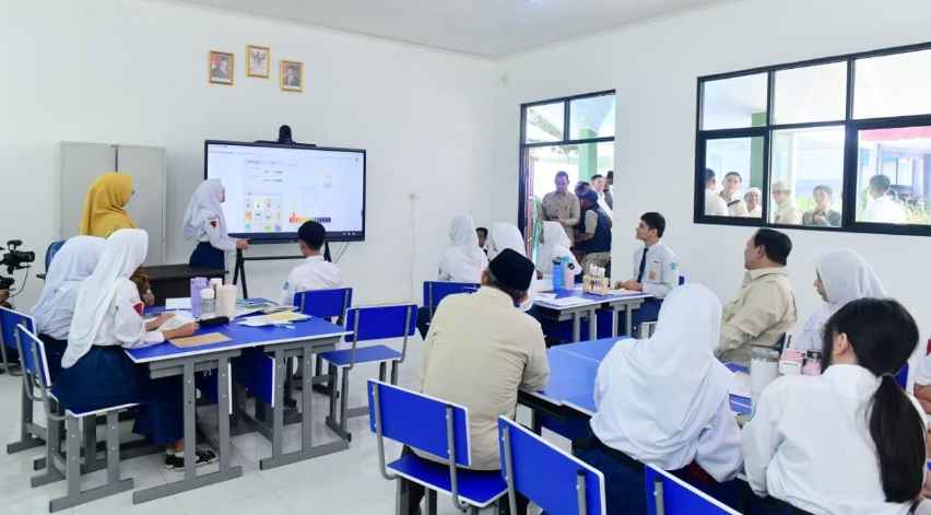 Presiden Prabowo Subianto meninjau pemanfaatan smartboard atau perangkat papan interaktif digital dalam proses pembelajaran di SMPN 4 Kota Bekasi, Jabar. (Foto: Dok. BPMI Setpres/Rusman)