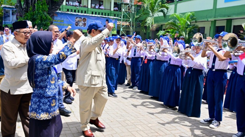 Presiden Prabowo disambut para pelajar saat menghadiri peluncuran Program Digitalisasi Pembelajaran untuk Indonesia Cerdas di SMPN 4 Kota Bekasi, Jabar. (Foto: Dok. BPMI Setpres/Rusman)