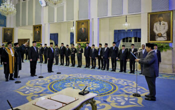 Presiden Prabowo Subianto melantik Kepala dan Wakil Kepala Badan Riset dan Inovasi Nasional (BRIN) di Istana Negara, Jakarta. (Foto: Dok. BPMI Setpres)