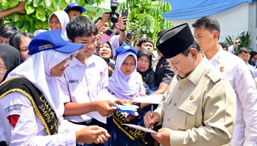 Presiden Prabowo Subianto menyapa para pelajar di SMPN 4 Kota Bekasi, Jabar, di sela-sela peluncuran Program Digitalisasi Pembelajaran untuk Indonesia Cerdas. (Foto: Dok. BPMI Setpres/Rusman)