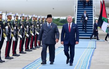 Presiden Prabowo Subianto menyambut kedatangan Raja Yordania Abdullah II di Lanud Halim Perdanakusuma, Jakarta. (Foto: Dok. BPMI Setpres/Muchlis Jr)
