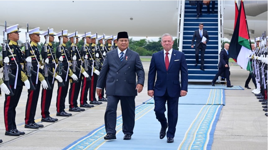 Presiden Prabowo Subianto menyambut kedatangan Raja Yordania Abdullah II di Lanud Halim Perdanakusuma, Jakarta. (Foto: Dok. BPMI Setpres/Muchlis Jr)