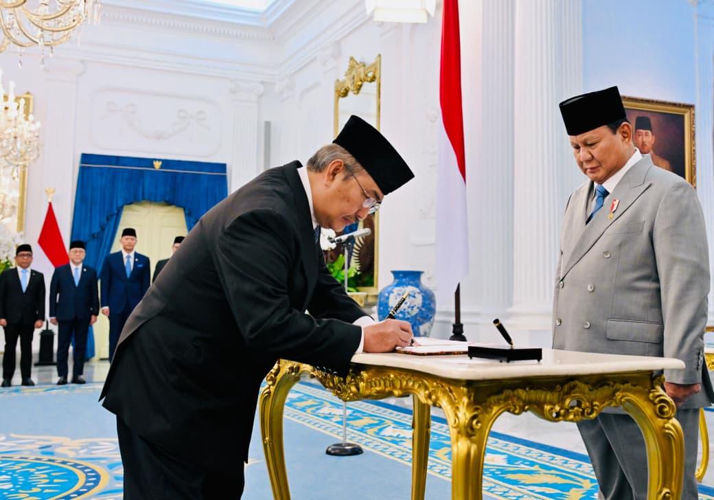 Presiden Prabowo Subianto melantik keanggotaan Komisi Percepatan Reformasi Polri di Istana Merdeka, Jakarta, Jumat (7/11/2025). (Foto: Dok. BPMI Setpres)