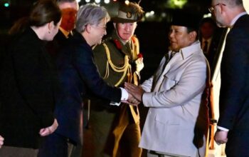 Presiden Prabowo tiba di Bandara Sydney Kingsford Smith, disambut secara resmi oleh Menlu Australia Penny Wong. (Foto: Dok. BPMI Setpres/Cahyo)