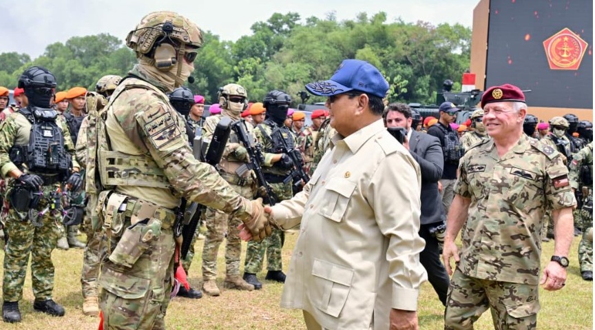 Presiden Prabowo Subianto dan Raja Abdullah II menyaksikan langsung demonstrasi kemampuan drone kolaborasi TNI dan Angkatan Bersenjata Yordania. (Foto: Dok. BPMI Setpres/Rusman)