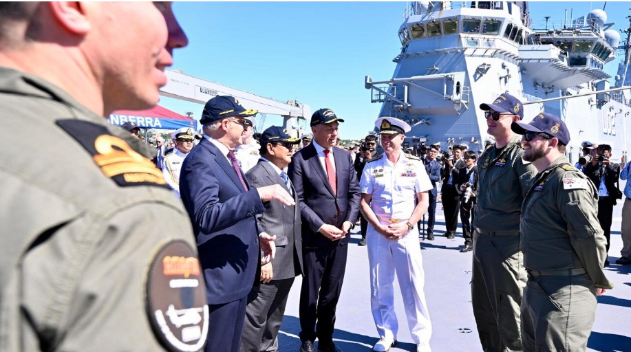 Presiden Prabowo Subianto meninjau langsung Kapal HMAS Canberra di Garden Island Naval Base, Australia. (Foto: Dok. BPMI Setpres/Cahyo)