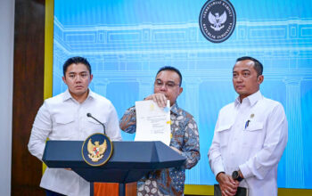 Wakil Ketua DPR Sufmi Dasco Ahmad didampingi Seskab Teddy Indra Wijaya dan Mensesneg Prasetyo Hadi memberikan keterangan pers terkait status rehabilitasi mantan Dirut ASDP Ira Puspadewi dan 2 eks direksi ASDP. (Foto: Dok. BPMI Setpres)