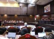 Mahkamah Konstitusi menggelar sidang pengucapan putusan pengujian Undang-Undang Nomor 2 Tahun 2002 tentang Kepolisian di Ruang Sidang MK. (Foto: Dok. Humas MK/Ifa)
