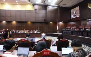 Mahkamah Konstitusi menggelar sidang pengucapan putusan pengujian Undang-Undang Nomor 2 Tahun 2002 tentang Kepolisian di Ruang Sidang MK. (Foto: Dok. Humas MK/Ifa)