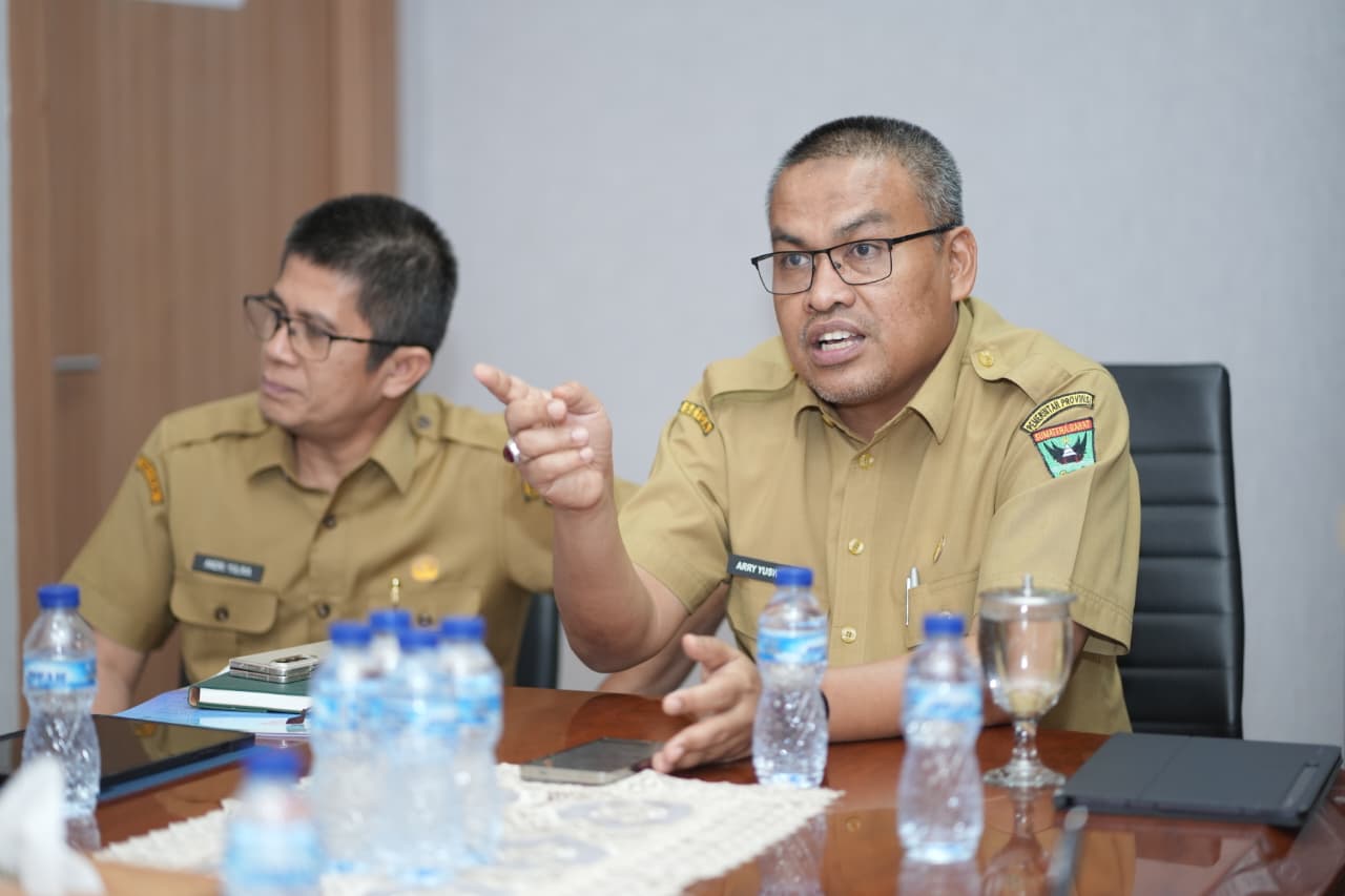 Sekdaprov Sumbar Arry Yuswandi mengumumkan penetapan status Tanggap Darurat Bencana Alam akibat cuaca ekstrem yang melanda sejumlah wilayah Sumbar dalam beberapa hari terakhir. (Foto: Dok. Pemprov Sumbar)