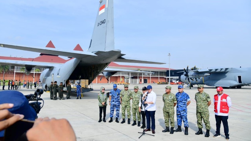 Sekretaris Kabinet Teddy Indra Wijaya memberikan keterangannya kepada wartawan di Lanud Halim Perdanakusuma, Jakarta, pada Jumat, 28 November 2025. (Foto: Dok. BPMI Setpres)