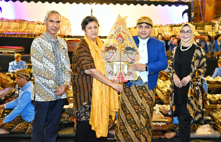 Wakil Ketua MPR Lestari Moerdijat menghadiri pagelaran wayang kulit di Balai Kota Surakarta, Jateng, sebagai sarana Sosialisasi Empat Pilar Kebangsaan untuk memperkuat nilai kebangsaan masyarakat. (Foto. Dok. MPR)