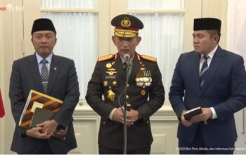 Tangkapan layar keterangan pers Kapolri di Istana Merdeka, terkait ledakan di SMAN 72 Jakarta. (YouTube @SekretariatPresiden)