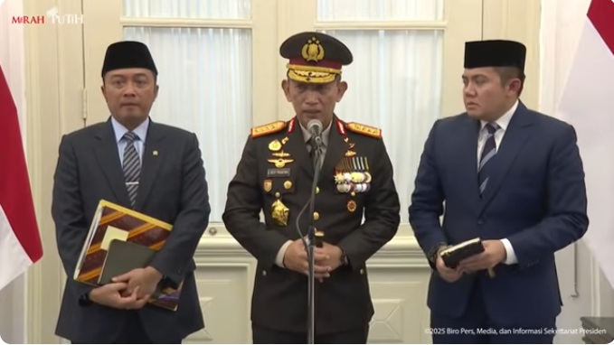 Tangkapan layar keterangan pers Kapolri di Istana Merdeka, terkait ledakan di SMAN 72 Jakarta. (YouTube @SekretariatPresiden)