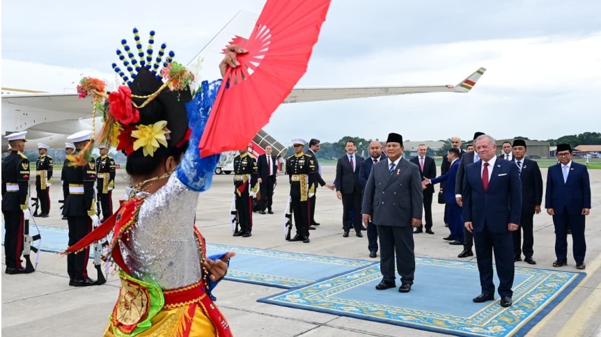 Penampilan tari kreasi baru rampak none khas Betawi mewarnai penyambutan kedatangan Raja Yordania Abdullah II di Lanud Halim Perdanakusuma, Jakarta. (Foto: Dok. BPMI Setpres/Muchlis Jr)