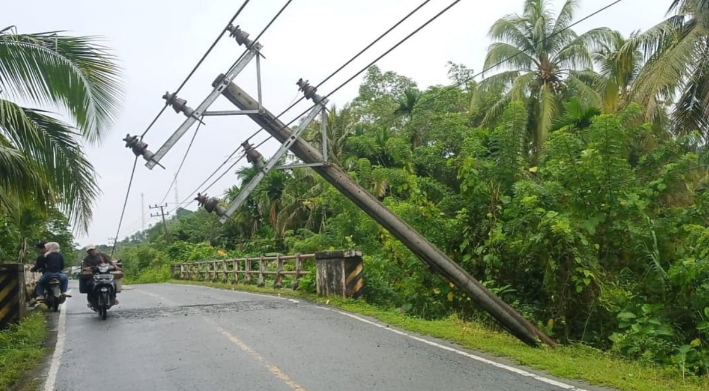 Tiang listrik di pinggir jalan hampir roboh akibat gempa 6,5 magnitudo mengguncang Kabupaten Simeulue, Provinsi Aceh, Kamis (27/11/2025). (Foto: Dok. BPBD Simeulue)