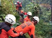 Tim SAR mencari korban longsor di Banjarnegara, Jateng. (Foto: Dok. BNPB)