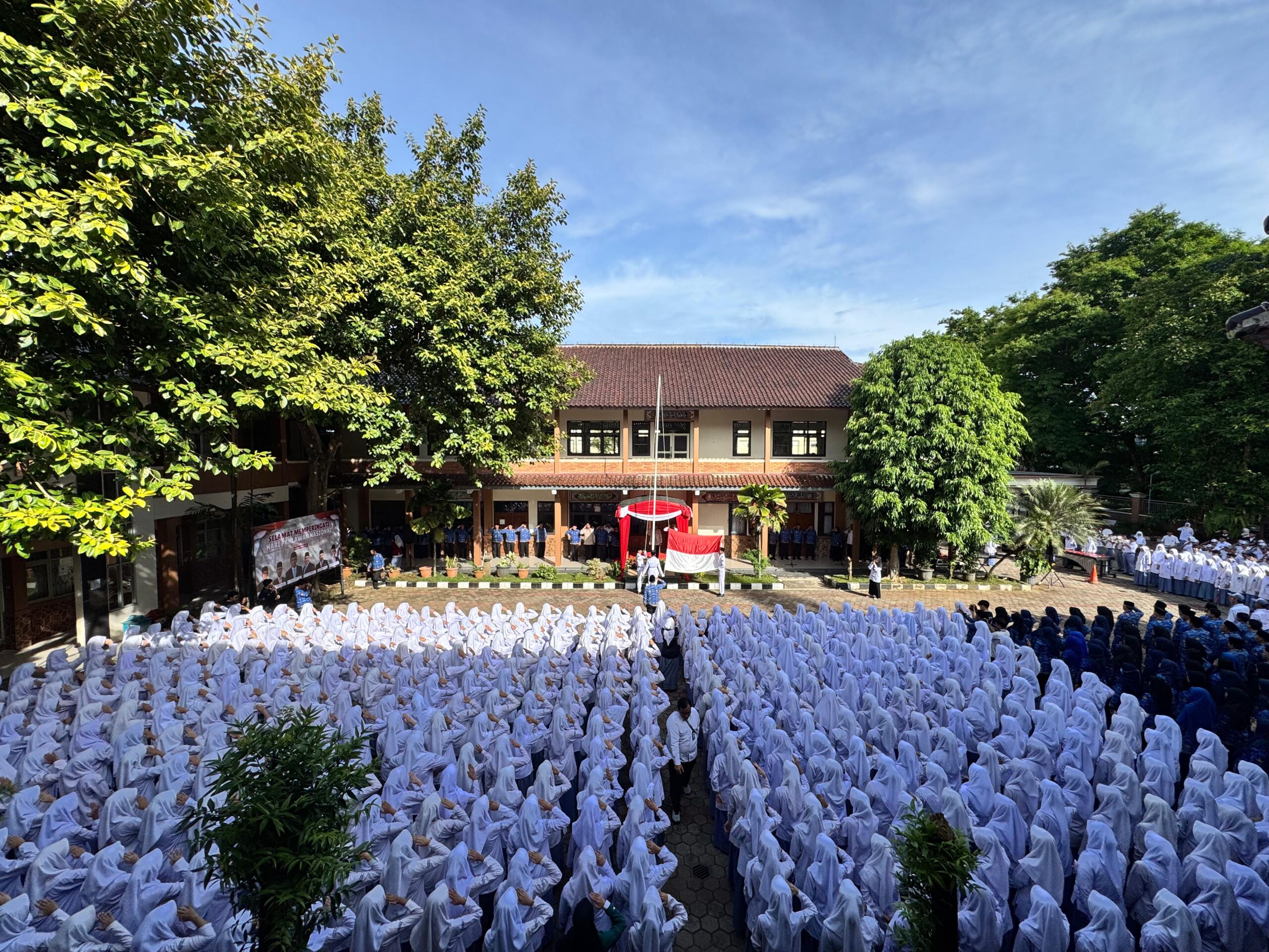 Upacara Peringatan Hari Pahlawan di MAN 2 Kota Bogor, Jabar, mengangkat tema Pahlawanku Teladanku, Terus Bergerak, Melanjutkan Perjuangan. (Foto: Dok. Kemenag/Fawzan Gutawan)