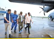 Wakil Gubernur Sumbar Vasko Ruseimy menerima langsung bantuan dari Presiden Prabowo Subianto di Bandara Internasional Minangkabau (BIM), Padang Pariaman. (Foto: Dok. Biro Adpim Sumbar)