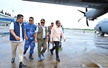 Wakil Gubernur Sumbar Vasko Ruseimy menerima langsung bantuan dari Presiden Prabowo Subianto di Bandara Internasional Minangkabau (BIM), Padang Pariaman. (Foto: Dok. Biro Adpim Sumbar)