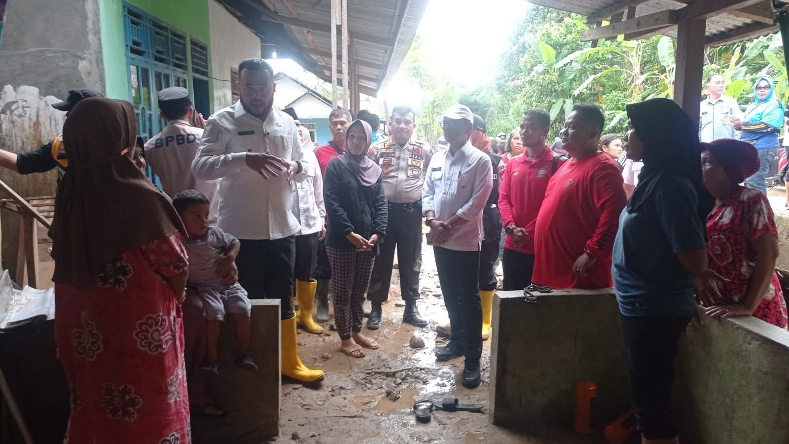 Wali Kota Fadly Amran memantau langsung lokasi terdampak bencana alam di Kota Padang, Sumatera Barat. (Foto: Dok. Pemkot Padang)