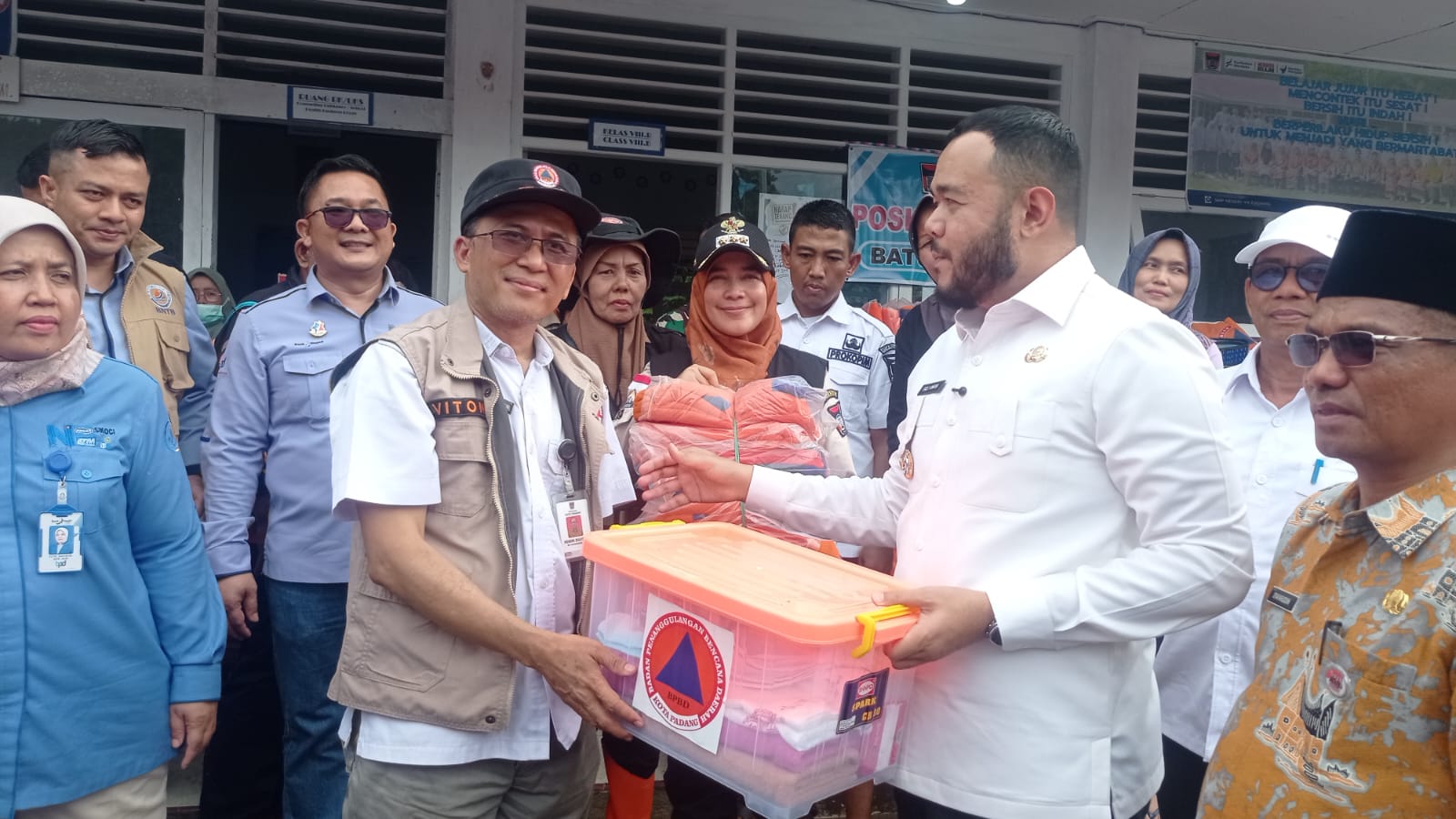 Wali Kota Fadly Amran bersama BPBD Kota Padang memastikan penyaluran logistik, layanan kesehatan, dapur umum, dan kebutuhan mendesak lainnya berjalan dengan lancar selama masa tanggap darurat. (Foto: Dok. BPBD Kota Padang)
