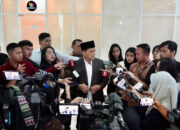 Wamenag Romo Muhammad Syafii bersama awak media. (Foto: Dok. Kemenag/Akmalul Iman)