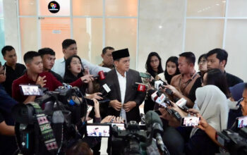 Wamenag Romo Muhammad Syafii bersama awak media. (Foto: Dok. Kemenag/Akmalul Iman)