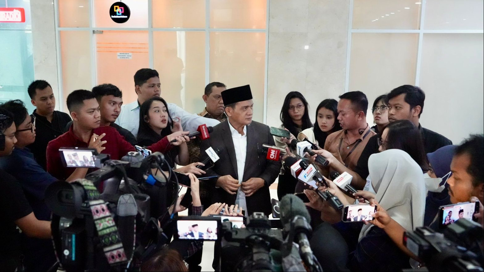 Wamenag Romo Muhammad Syafii bersama awak media. (Foto: Dok. Kemenag/Akmalul Iman)