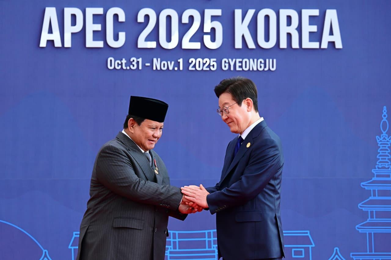 Presiden Prabowo Subianto disambut secara langsung Presiden Korea Selatan Lee Jae Myung dalam suasana penuh keakraban dan saling menghormati di KTT APEC 2025. (Foto: Dok. BPMI Setpres/Muchlis Jr)