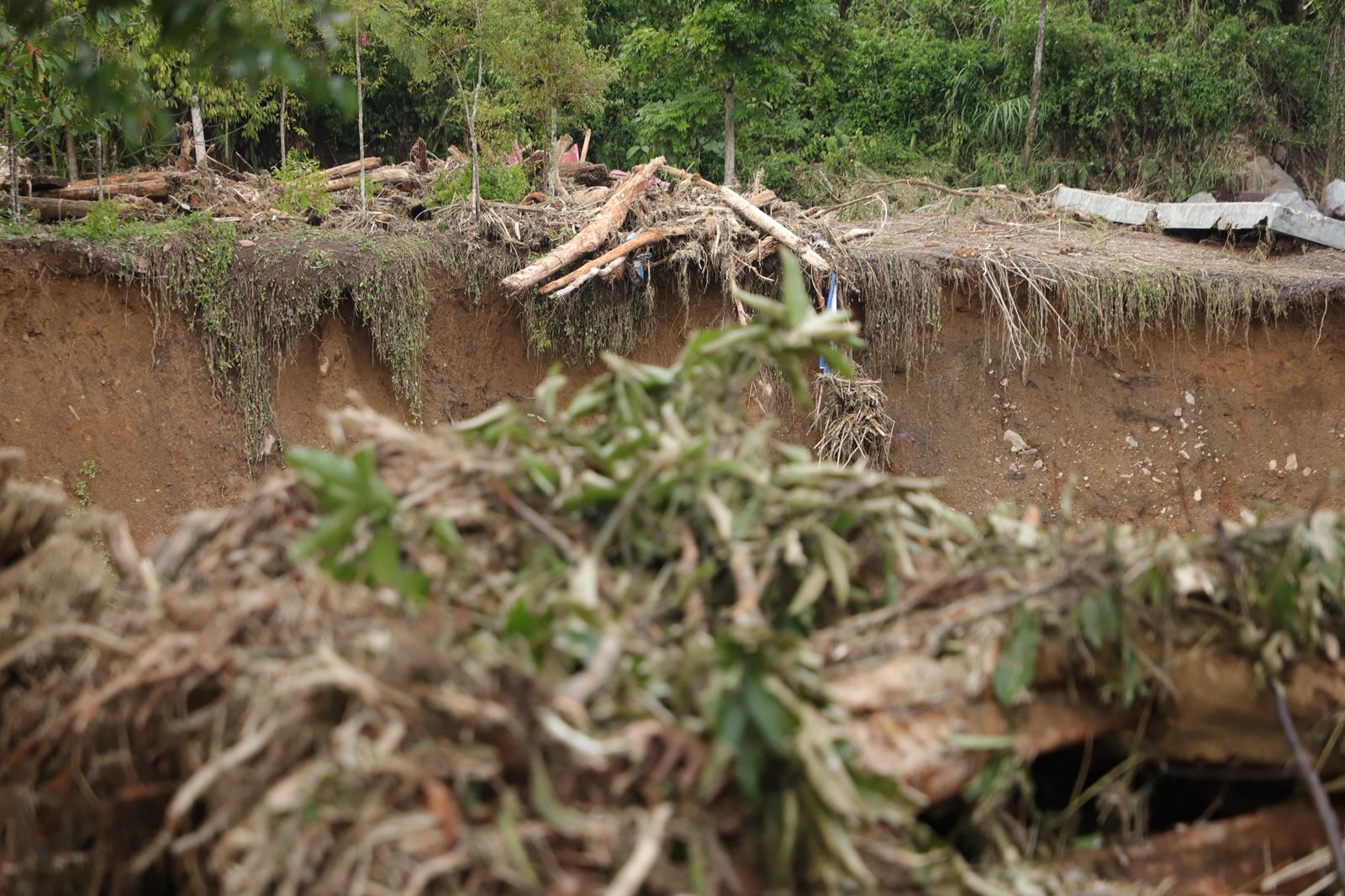Pantauan akses jalan terputus di jalan Sicincin-Malalak-Balingka akibat terjangan banjir bandang di Kecamatan Malalak, Kabupaten Agam, Sumatera Barat, Minggu (30/11/2025). (Foto: Dok. Humas BNPB)