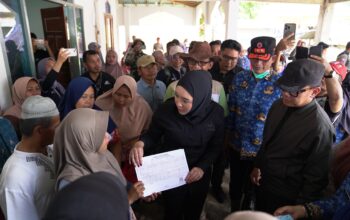 Anggota Komisi II DPR Cindy Monica Salsabila Setiawan saat meninjau langsung lokasi banjir dan longsor di Pasia Laweh, Kabupaten Padang Pariaman, Sumbar, Senin (1/12/2025). (Sumber Foto: Ist/vel/dpr.go.id)