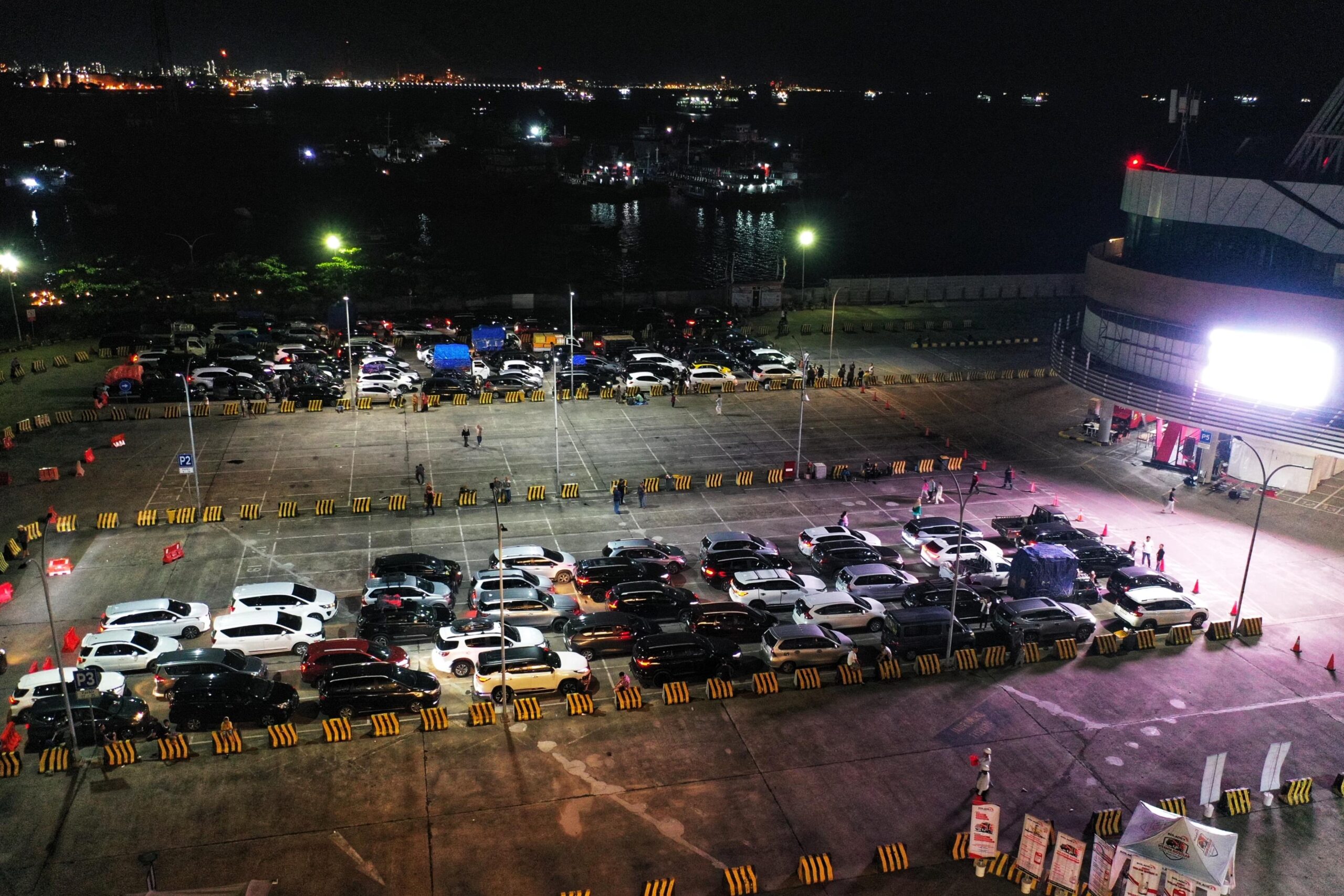 Ilustrasi antrean kendaraan di gerbang jalan tol. (Foto: Dok. Kemenhub)