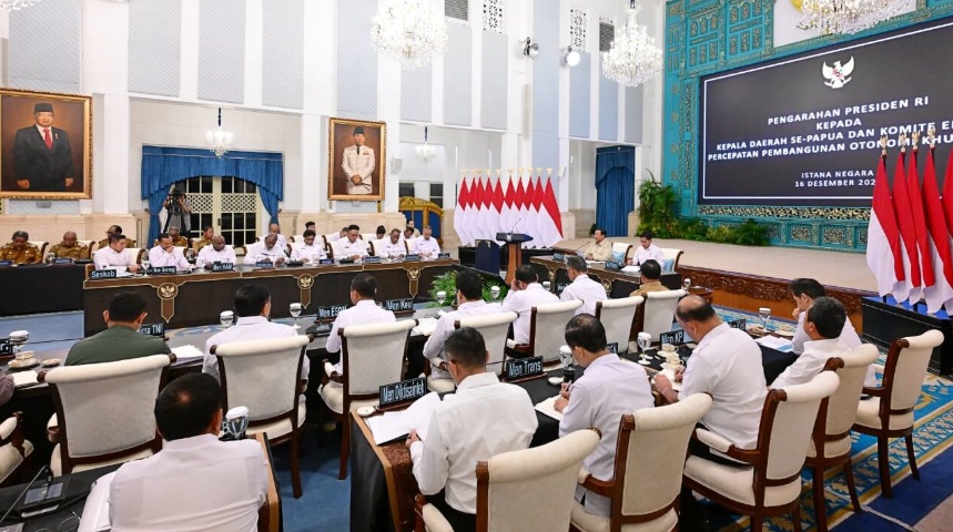 Presiden Prabowo memberikan pengarahan kepada Kepala Daerah se-Papua serta Komite Eksekutif Percepatan Pembangunan Otonomi Khusus Papua di Istana Negara, Jakarta, pada Selasa, 16 Desember 2025. (Foto: Dok. BPMI Setpres/Muchlis Jr)