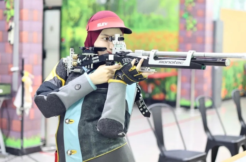 Atlet Menembak Indonesia Dewi Laila Mubarokah berhasil mempersembahkan 2 medali emas di SEA Games 2025 Thailand. (Sumber Foto: Instagram/dewilaila)