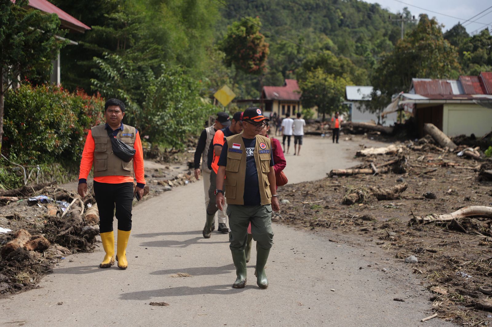 Direktur Dukungan Infrastuktur Darurat BNPB Andria Yuferryzal meninjau dampak kerusakan di Kecamatan Malalak, Kabupaten Agam, Sumatera Barat, Minggu (30/11/2024). (Foto: Dok. Humas BNPB)