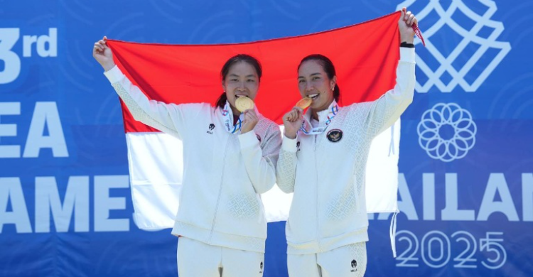 Petenis ganda putri Aldila Sutjiadi/Janice Tjen meraih emas di SEA Games 2025 Thailand. (Sumber Foto: Herry/kemenpora.go.id)