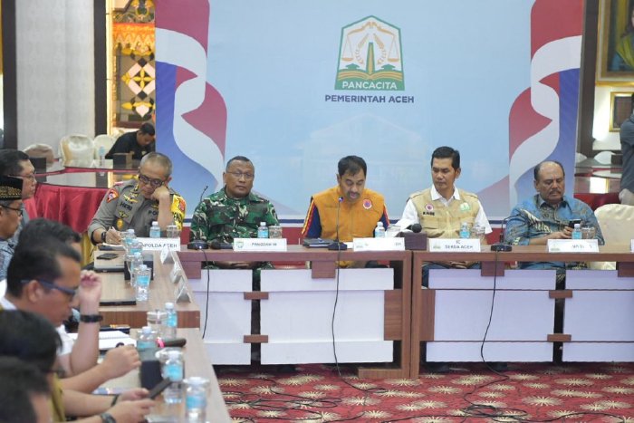 Gubernur Muzakir Manaf mengumumkan Pemerintah Provinsi Aceh resmi memperpanjang status tanggap darurat bencana hidrometeorologi terhitung mulai 12 hingga 25 Desember 2025. (Foto: Dok. Humas Pemprov Aceh)